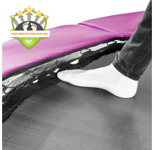 Detailní záběr nohy stojící na skákací plachtě trampolíny se symbolem systému ochrany nohou od společnosti Exit Toys.