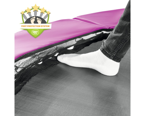 Detailní záběr nohy stojící na skákací plachtě trampolíny se symbolem systému ochrany nohou od společnosti Exit Toys.