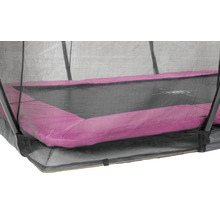 Detailní pohled na obdélníkovou zahradní trampolínu s bezpečnostní sítí a růžovým krytem okraje