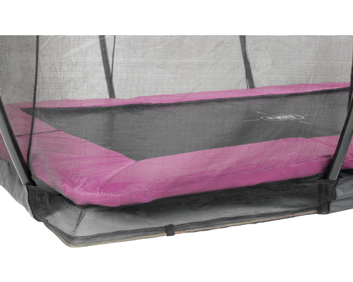 Detailní pohled na obdélníkovou zahradní trampolínu s bezpečnostní sítí a růžovým krytem okraje