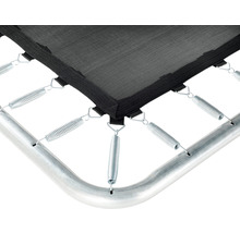 Detailní pohled na trampolínu s pružinami a rámem.