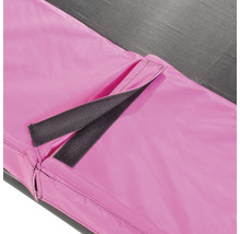 Detailní záběr ochranného krytu okraje trampolíny se suchým zipem