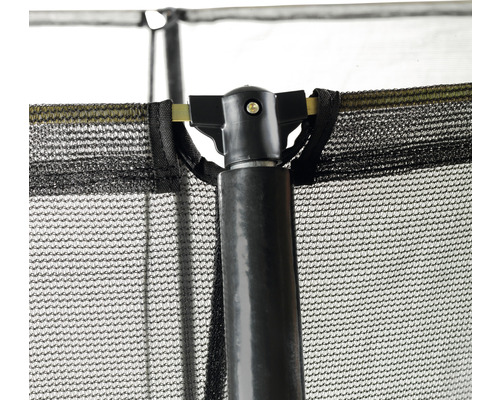 Detailní záběr trampolíny s bezpečnostní sítí a podpěrnými sloupky.