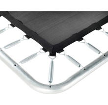 Detailní pohled na pružiny a rám trampolíny