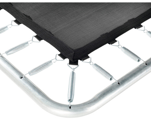 Detailní pohled na pružiny a rám trampolíny