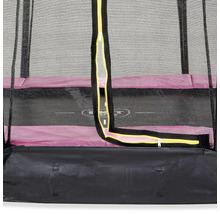 Detailní pohled na trampolínu s bezpečnostní sítí a zipem