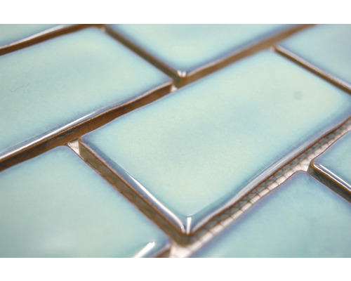 Detail světlých obdélníkových keramických obkladů