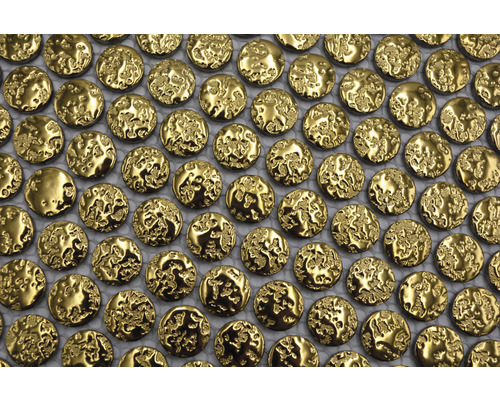 Detail mozaiky s malými, kulatými, strukturovanými zlatými dlaždicemi