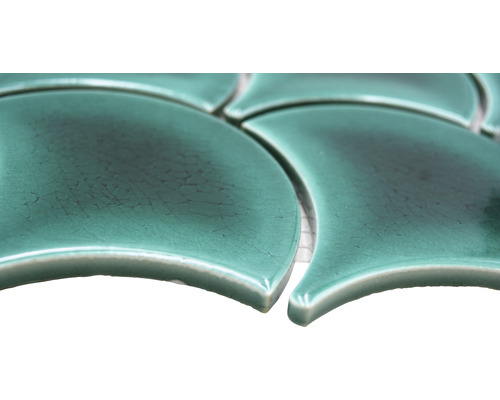 Detailní záběr mozaikových dlaždic ve tvaru okvětních lístků