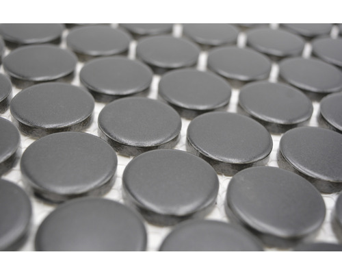 Detailní pohled na černé mozaikové dlaždice na síti