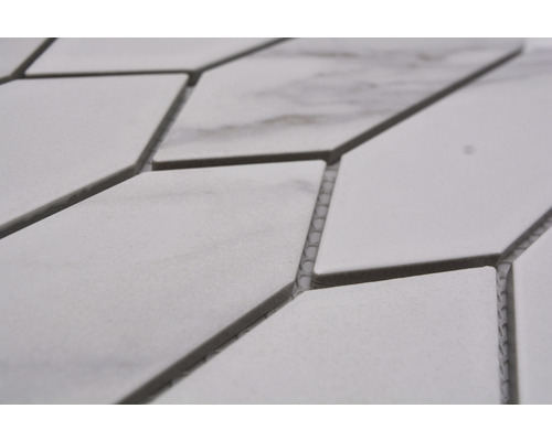 Detail bílých kosočtvercových dlaždic