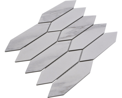 Mozaiková dlaždice ve tvaru šipky z keramiky a mramoru