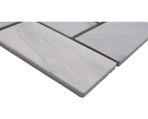 Detailní pohled na mramorové mozaikové dlaždice