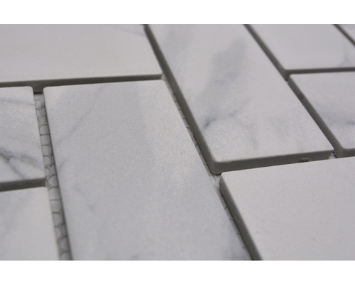 Obdélníkové dlaždice z kameniny na síti