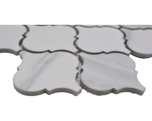 Vzor z bílých, orientálně tvarovaných mramorových mozaikových dlaždic