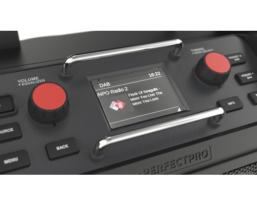 Detailní záběr rádia Perfectpro s displejem, tlačítky a ovládacími prvky