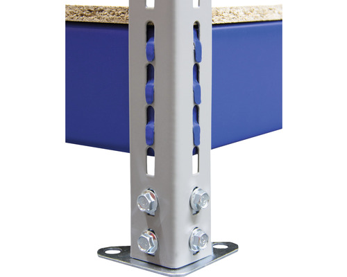 Detail kovového regálu se šrouby a policemi