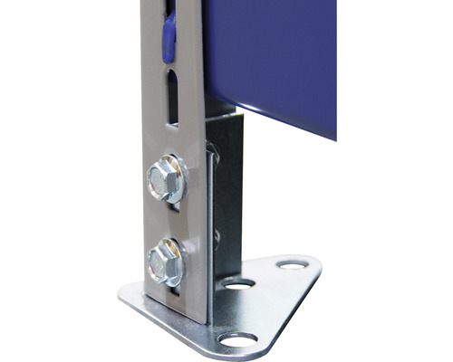 Detail kovového regálu se šrouby a rohovou nohou