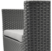 Detail šedého proutěného křesla se sedákem