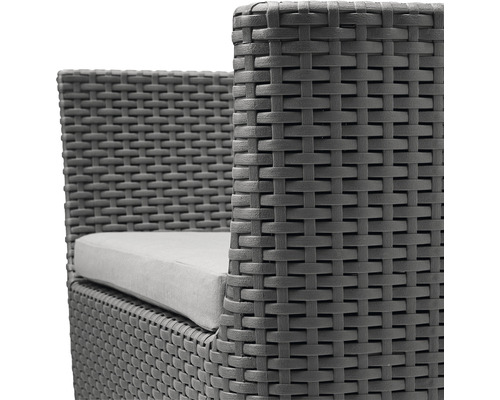 Detail šedého proutěného křesla se sedákem