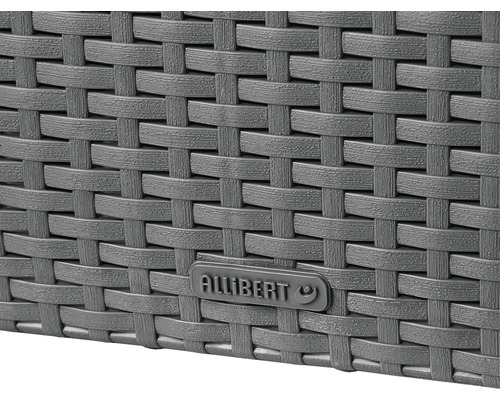 Detailní pohled na šedý ratanový nábytek s logem Alibert