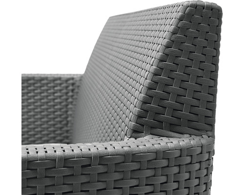 Detailní pohled na proutěné zahradní křeslo