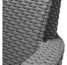 Detail šedé ratanové zahradní židle