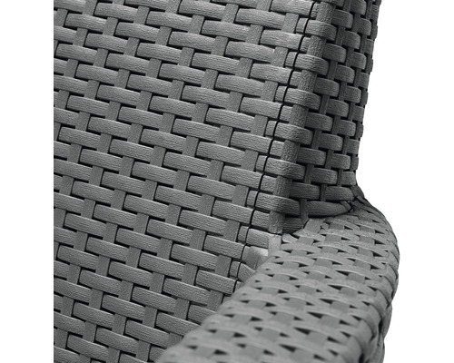 Detail šedé ratanové zahradní židle