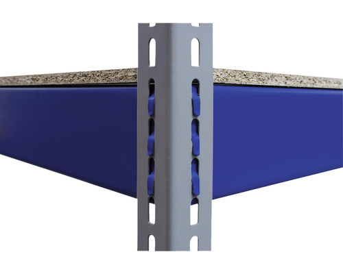 Detailní záběr regálového systému s kovovými prvky a policemi