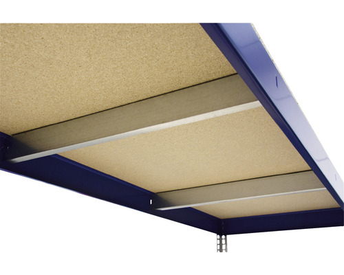 Detail regálu s dřevovláknitou deskou a kovovým rámem