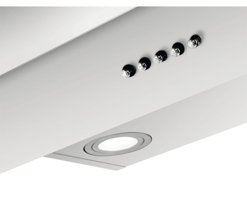 Detailní pohled na bílou digestoř s ovládacími knoflíky a osvětlením