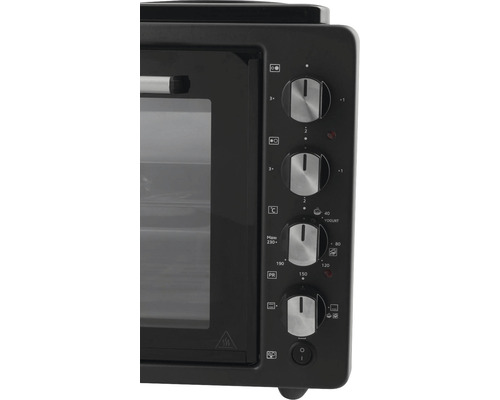 Detailní záběr mini trouby s otočnými ovladači