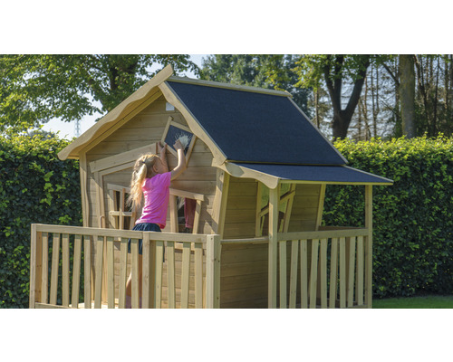 Dřevěný domeček na hraní s terasou a dítětem kreslícím na tabuli