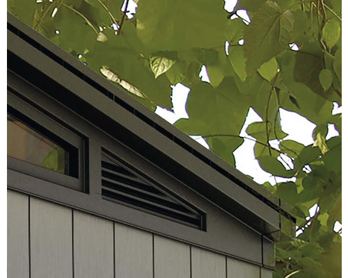 Detailní pohled na zahradní domek s oknem a ventilačním prvkem