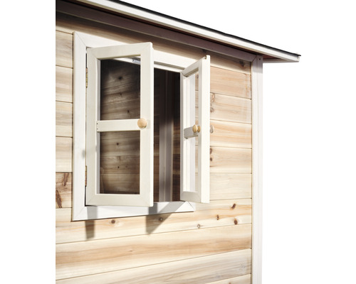 Detail dřevěného zahradního domku s otevřeným oknem.