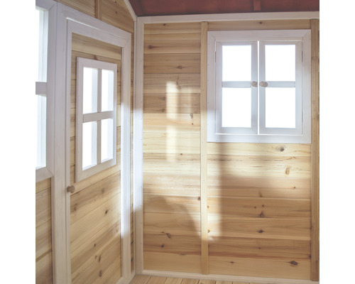 Interiér dřevěného herního domku s oknem a dveřmi