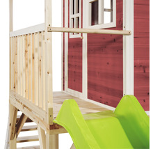 Detailní pohled na herní domek se skluzavkou a lezeckou stěnou