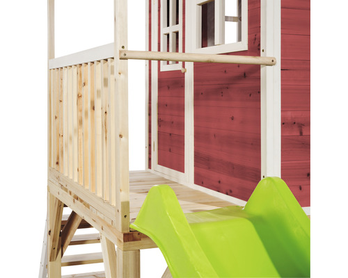 Detailní pohled na herní domek se skluzavkou a lezeckou stěnou