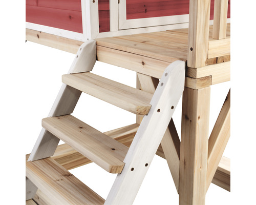 Detailní pohled na dřevěné schody vedoucí do herního domku.