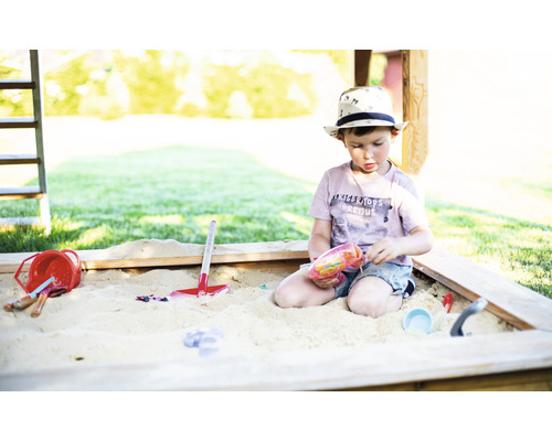 Chlapec si hraje s hračkami v pískovišti