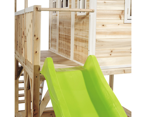 Detailní pohled na dřevěný hrací domek se zelenou skluzavkou.