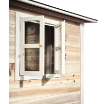 Detail dřevěného zahradního domku s otevřeným oknem