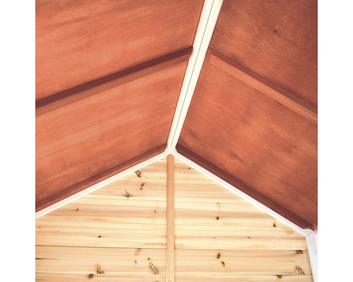 Vnitřní pohled na zahradní domek s dřevěnými stěnami a dřevěnou střechou