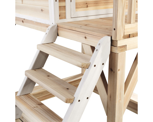 Detailní pohled na dřevěné schodiště vedoucí do herního domku