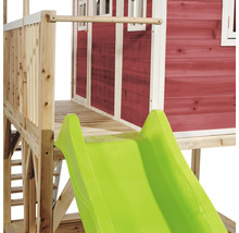 Detailní pohled na domeček na hraní se skluzavkou a červeným dřevěným obkladem