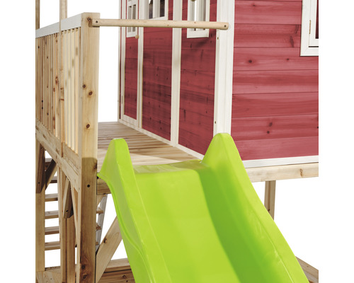 Detailní pohled na domeček na hraní se skluzavkou a červeným dřevěným obkladem