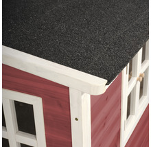 Detailní pohled na dětský domek s bitumenovou střechou