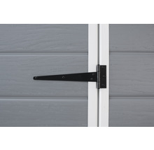 Černý T-tvarovaný závěs na šedých dřevěných dveřích