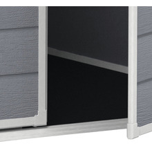 Detailní pohled na zahradní domek s otevřenými dveřmi