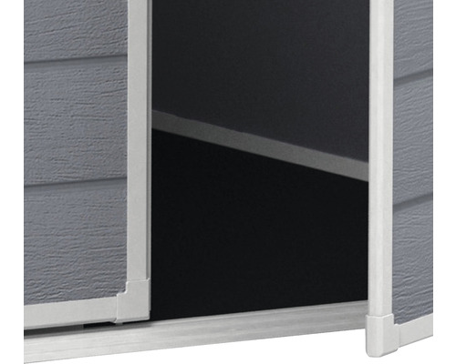 Detailní pohled na zahradní domek s otevřenými dveřmi